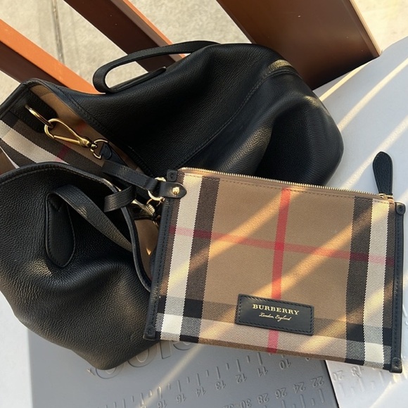 Burberry Tote Bag Large with Pouch - Picture 3 of 16